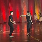 Alunos em cena no musical Grease, no ginásio do colégio