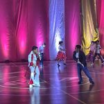 Alunos em cena no musical Grease, no ginásio do colégio