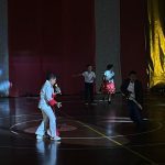 Alunos em cena no musical Grease, no ginásio do colégio