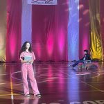 Alunos em cena no musical Grease, no ginásio do colégio