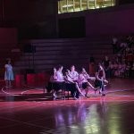 Elenco do musical Grease reunido no palco