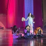 Alunos em cena no musical Grease, no ginásio do colégio