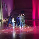 Alunos em cena no musical Grease, no ginásio do colégio