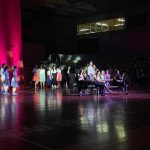 Alunos em cena no musical Grease, no ginásio do colégio