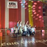 Alunos no palco do ginásio na apresentação do musical Grease, nos Tempos da Brilhantina