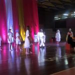 Alunos em cena no musical Grease, no ginásio do colégio
