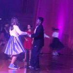 Alunos em cena no musical Grease, no ginásio do colégio