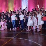 Elenco do musical Grease reunido no palco