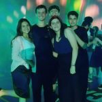 Participantes do musical Grease posam para foto