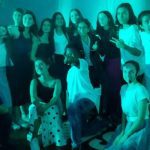 Elenco do musical Grease reunido no palco