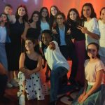 Elenco do musical Grease reunido no palco