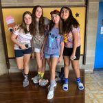 Alunos fantasiados posam para foto no Carnaval no Coração