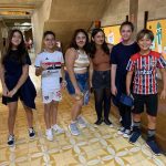 Alunos fantasiados posam para foto no Carnaval no Coração