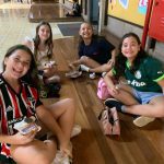 Alunos fantasiados posam para foto no Carnaval no Coração