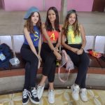 Alunos fantasiados posam para foto no Carnaval no Coração