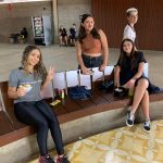 Alunos fantasiados posam para foto no Carnaval no Coração