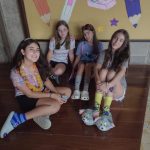 Alunos fantasiados reunidos no pátio durante o Carnaval no Coração
