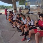 Turma fantasiada reunida para foto no Carnaval no Coração
