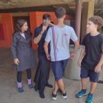 Alunos fantasiados posam para foto no Carnaval no Coração