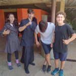 Alunos fantasiados posam para foto no Carnaval no Coração