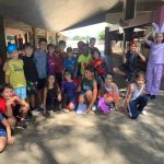 Turma fantasiada reunida para foto no Carnaval no Coração