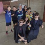 Alunos fantasiados posam para foto no Carnaval no Coração