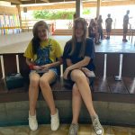Alunos fantasiados reunidos no pátio durante o Carnaval no Coração