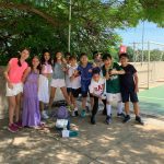 Turma fantasiada reunida para foto no Carnaval no Coração