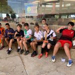 Turma fantasiada reunida para foto no Carnaval no Coração