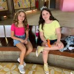 Alunos fantasiados posam para foto no Carnaval no Coração