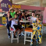 Alunos fantasiados posam para foto no Carnaval no Coração