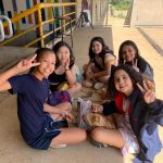 Alunos fantasiados posam para foto no Carnaval no Coração