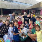 Turma fantasiada reunida para foto no Carnaval no Coração