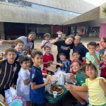 Turma fantasiada reunida para foto no Carnaval no Coração