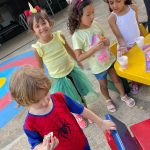 Crianças da Educação Infantil fantasiadas no Carnaval no Coração