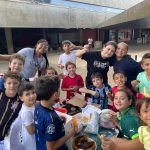 Alunos fantasiados posam para foto no Carnaval no Coração