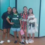 Alunos fantasiados posam para foto no Carnaval no Coração