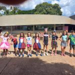 Turma fantasiada reunida para foto no Carnaval no Coração