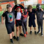 Meninos fantasiados de pirata e super-heróis no Carnaval do Coração