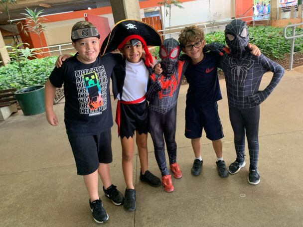 Meninos fantasiados de pirata e super-heróis no Carnaval do Coração