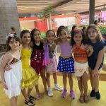 Turma fantasiada reunida para foto no Carnaval no Coração