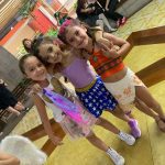 Alunos fantasiados posam para foto no Carnaval no Coração