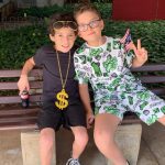 Alunos fantasiados posam para foto no Carnaval no Coração
