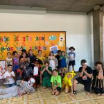Turma fantasiada reunida para foto no Carnaval no Coração