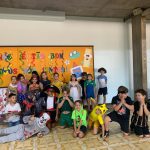 Turma fantasiada reunida para foto no Carnaval no Coração