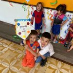 Alunos fantasiados posam para foto no Carnaval no Coração