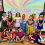 Turma fantasiada reunida para foto no Carnaval no Coração