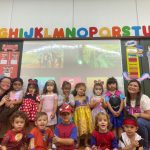 Turma fantasiada reunida para foto no Carnaval no Coração