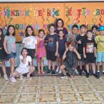 Turma fantasiada reunida para foto no Carnaval no Coração