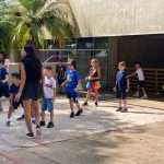 Alunos fantasiados reunidos no pátio durante o Carnaval no Coração